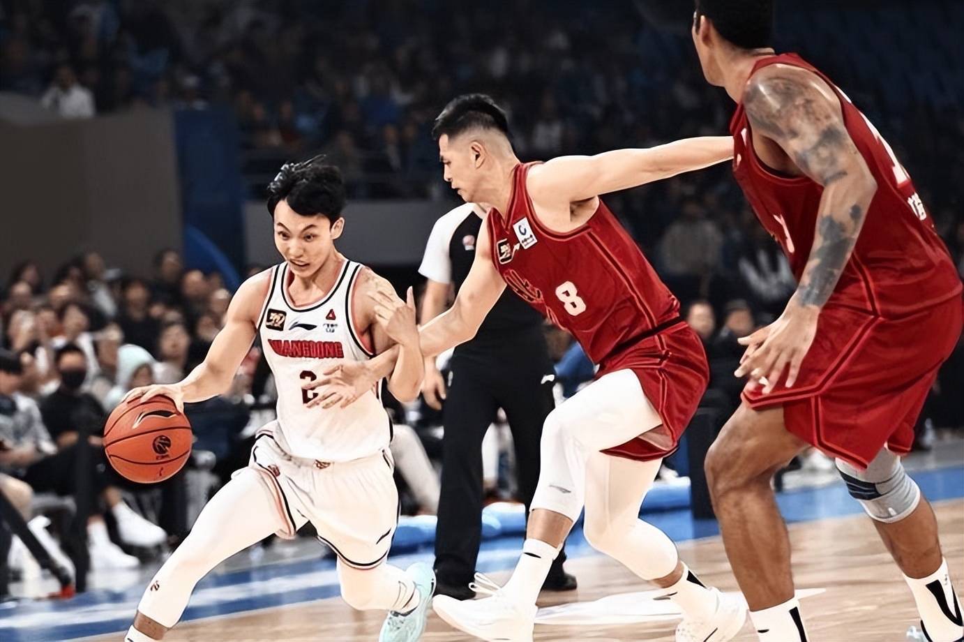 广东宏远发布备战花絮，关键时刻远射贴柱，欧篮联任务艰巨，纪律约束更严格 