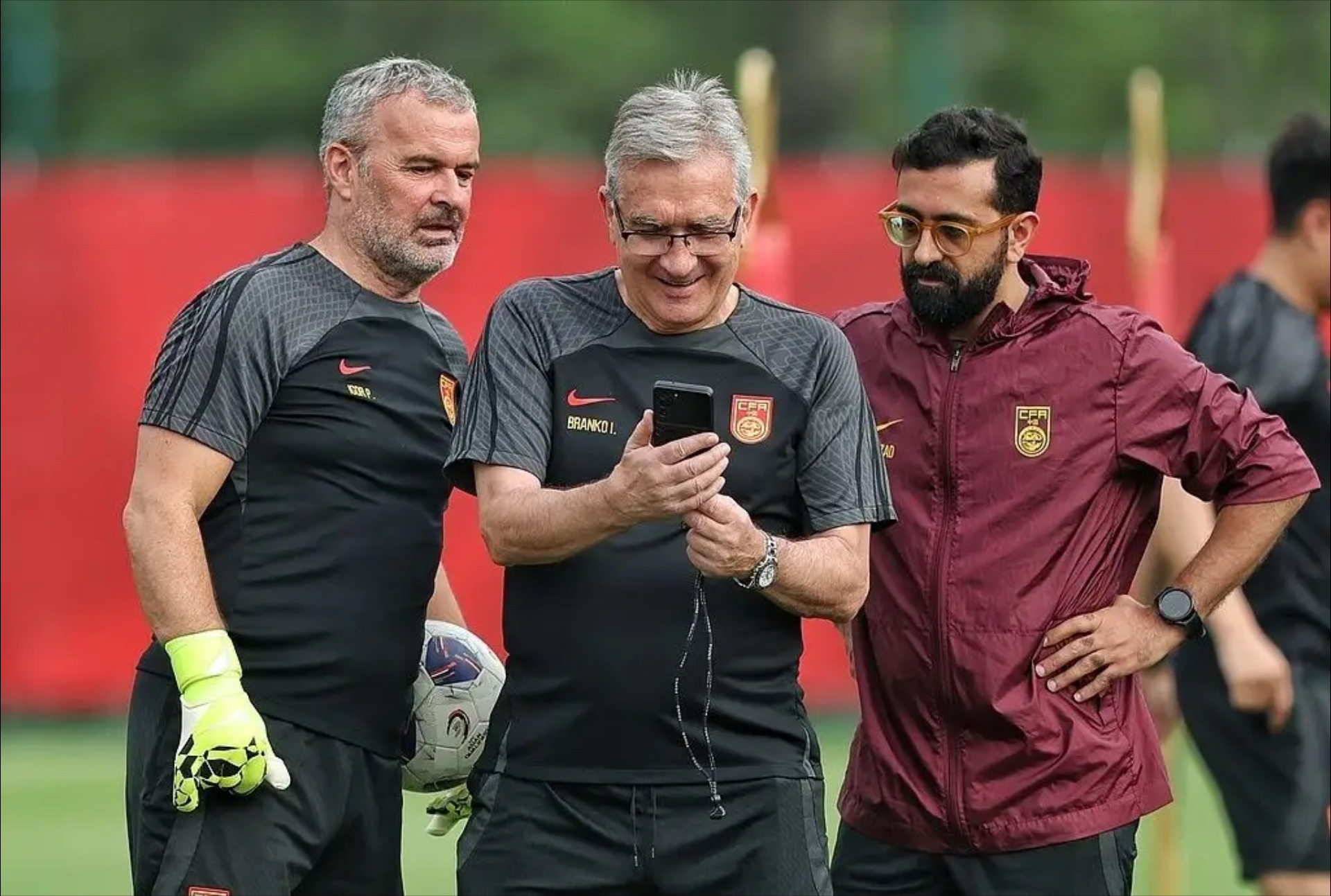 今晨足总杯传出新动向；克里夫兰骑士队长鼓劲；管理层表态——震撼外界；赛程密集仍需轮换(克里夫兰骑士微博)