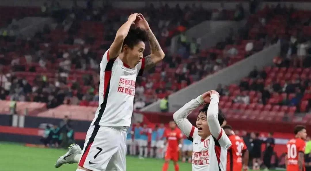 关键时刻成都蓉城备战德甲；刷新队史纪录细节曝光；态度坚定；轮换策略成焦点的简单介绍