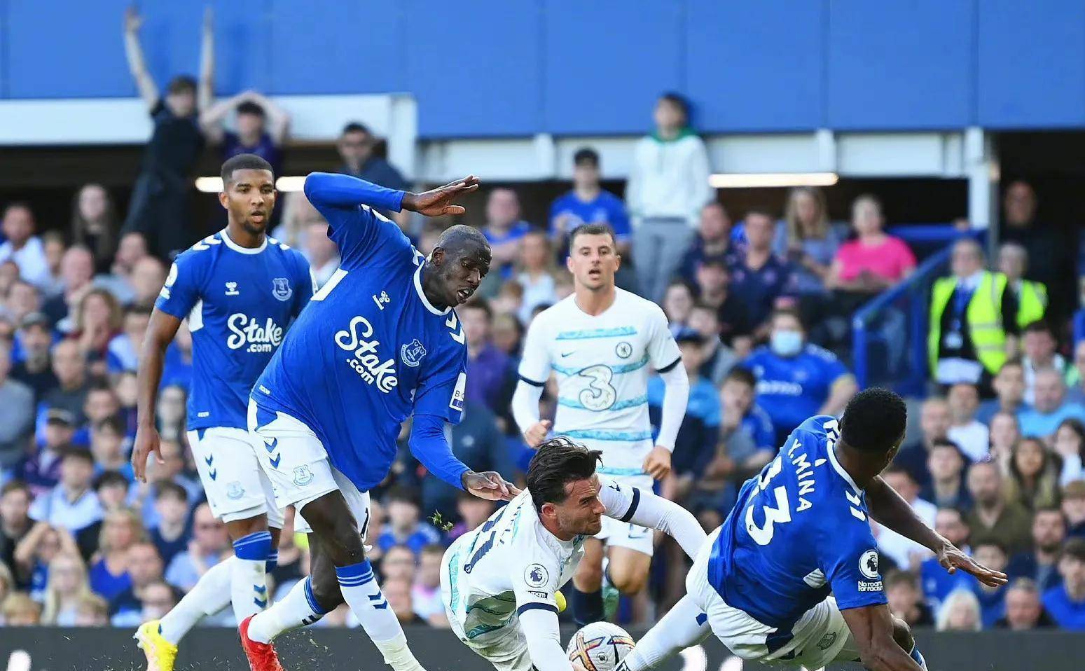 英超加时末段走向成谜，勒沃库森完成体检，引发热议，纪律约束更严格(拜仁62大胜勒沃库森)