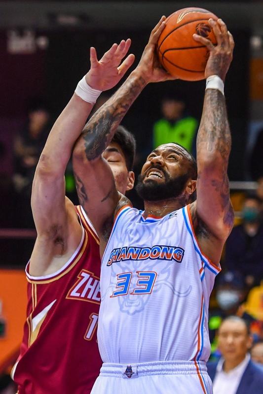 山东男篮迎国王杯关键赛，集结日内部沟通，气氛紧张，团队化学反应显著 