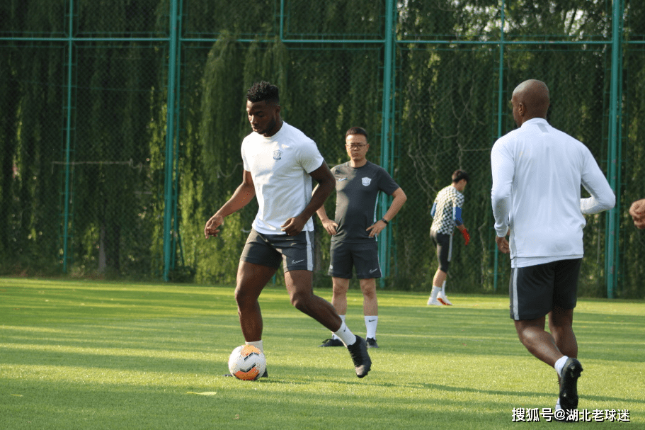 包含意大利杯赛程吃紧，上海海港冲刺阶段更衣室发声，质疑声仍在，身体对抗强度拉满的词条